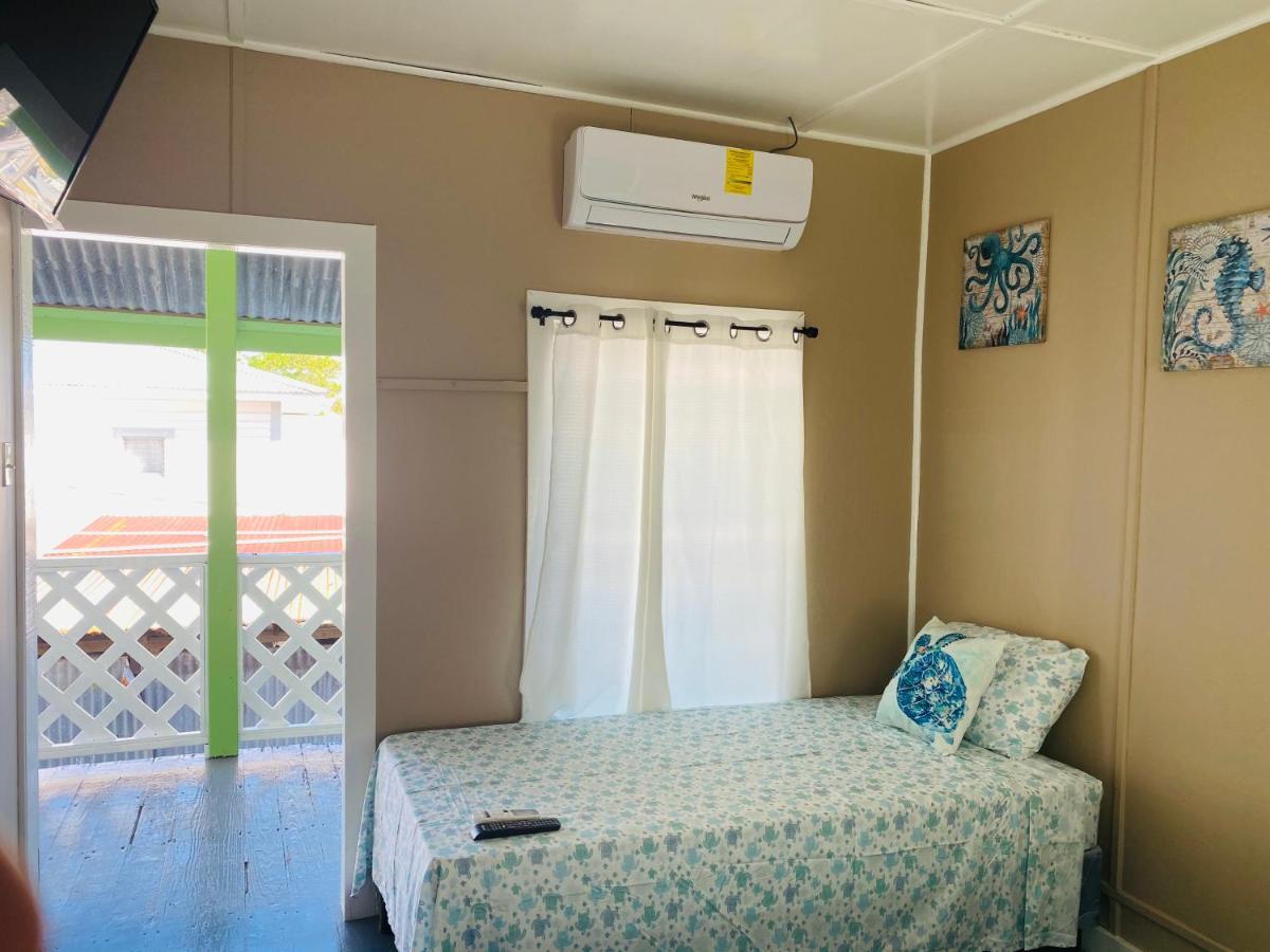 Blue Sky Rentals Utila Exterior photo